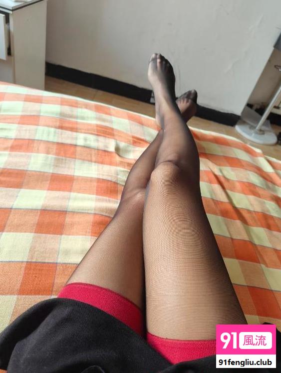 后广场美腿黑丝姐姐